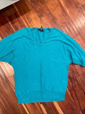 Lightweight V-Neck Short Sleeve Top in Teal